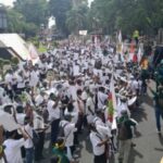 Ribuan pekerja kebun kopi Ijen menggelar aksi damai di Bondowoso