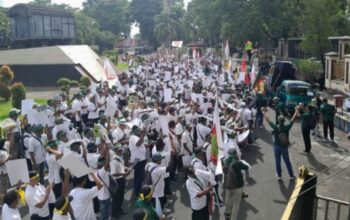 Ribuan pekerja kebun kopi Ijen menggelar aksi damai di Bondowoso