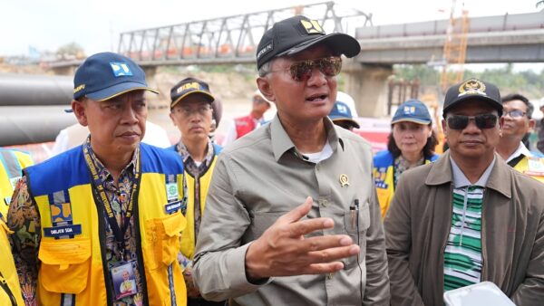 Menteri PU meninjau Jembatan Krueng Tingkeum di Bireuen Aceh
