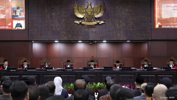 Logo Mahkamah Konstitusi Indonesia dengan latar pers dan kamera wartawan