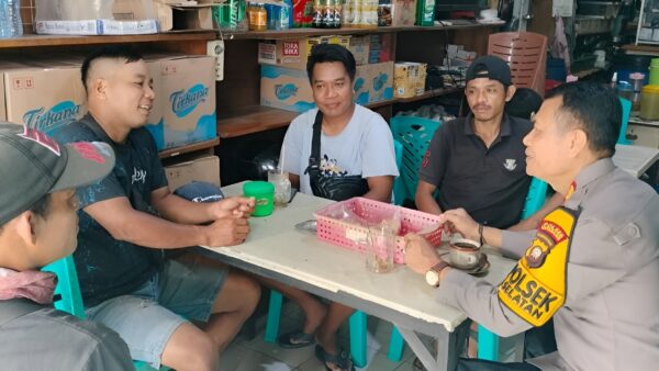 Kapolsek Matan Hilir Selatan ngopi bareng tokoh masyarakat Desa Pesaguan Kiri