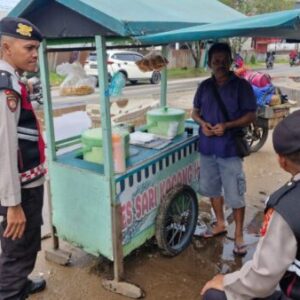 Patroli Presisi Polres Ketapang Sasar Pusat Kota, Polisi Bantu Warga Terdampak Banjir