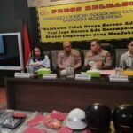 Polisi menunjukkan barang bukti pencurian kabel PLN di Tambora