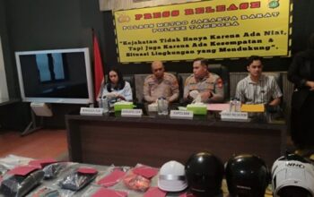 Polisi menunjukkan barang bukti pencurian kabel PLN di Tambora