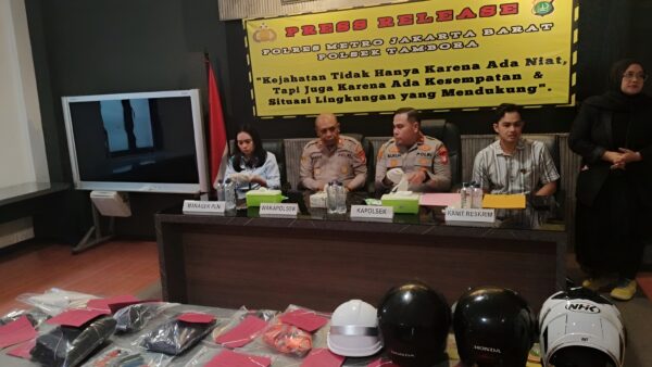 Polisi menunjukkan barang bukti pencurian kabel PLN di Tambora