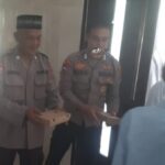 Polisi berbagi nasi kotak kepada jamaah usai salat Jumat di Rangkasbitung