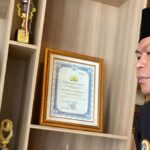 Ambulans membawa pasien rujukan dari Puskesmas Cikedal menuju rumah sakit