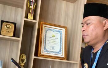 Ambulans membawa pasien rujukan dari Puskesmas Cikedal menuju rumah sakit