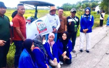 Warga Desa Sukabakti mengolah sawah terbengkalai di Kecamatan Tambelang