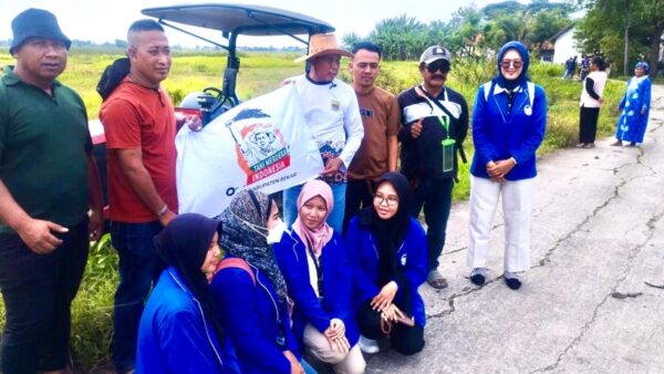 Warga Desa Sukabakti mengolah sawah terbengkalai di Kecamatan Tambelang