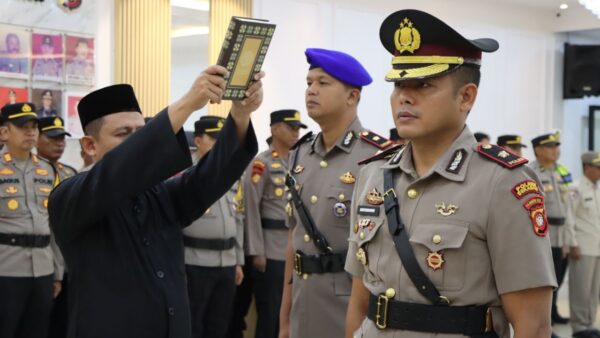 Kapolres Ketapang memimpin sertijab Wakapolres Ketapang