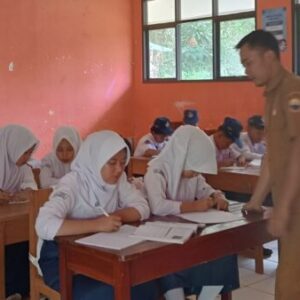 Unik, SMPN 1 Cirinten Siapkan Mental Siswa Lewat Dhuha dan Senam Pagi