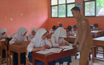 Siswa SMPN 1 Cirinten mengikuti pembiasaan pagi sebelum KBM