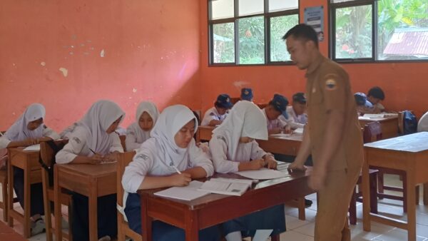 Siswa SMPN 1 Cirinten mengikuti pembiasaan pagi sebelum KBM