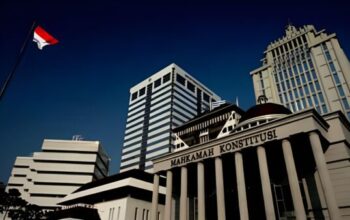 Advokat Christian Adrianus Sihite saat mengajukan uji UU Polri di MK