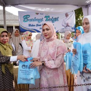 Antusiasme Warga Warnai Aksi Berbagi 300 Takjil PKK dan DWP Lampung di Depan Mahan Agung