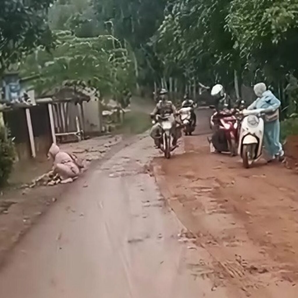 Jalan Licin Akibat Ceceran Tanah, Belasan Pengendara Alami Kecelakaan di Bojongmanik–Cirinten