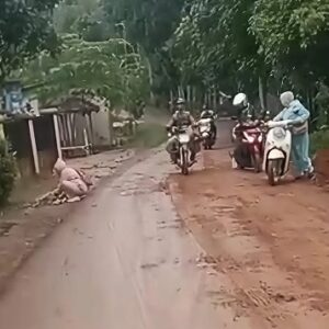 Jalan Licin Akibat Ceceran Tanah, Belasan Pengendara Alami Kecelakaan di Bojongmanik–Cirinten