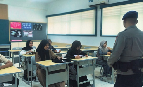 Brimob Dampingi Siswa SMA Kemala Bhayangkari 1 Medan