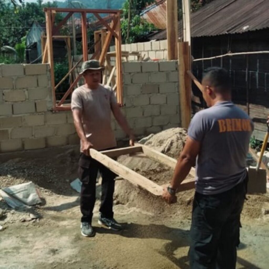 Peduli Korban Banjir, Brimob Polda Sumut Bantu Warga Bangun Rumah Swadaya