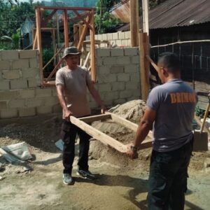 Peduli Korban Banjir, Brimob Polda Sumut Bantu Warga Bangun Rumah Swadaya