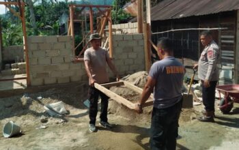 Brimob Polda Sumut Bantu Warga Bangun Rumah Swadaya