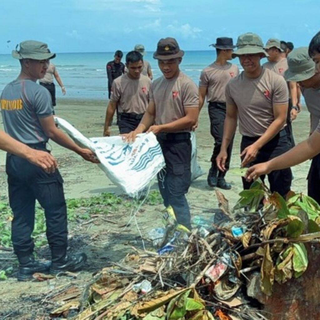 Hadir untuk Lingkungan, Brimob Polda Sumut Bersihkan Pantai Gunungsitoli Bersama Personel Kompi 4