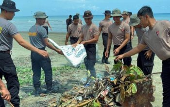 Brimob Polda Sumut Bersihkan Pantai Gunungsitoli Bersama Personel Kompi 4