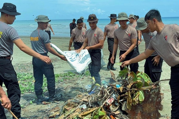 Brimob Polda Sumut Bersihkan Pantai Gunungsitoli Bersama Personel Kompi 4