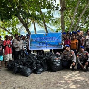 Dukung Gerakan Indonesia Asri, Ditpolairud Polda Papua Barat Gelar Aksi Bersih Pantai Pasir Putih