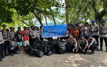 Dukung Gerakan Indonesia Asri, Ditpolairud Polda Papua Barat Gelar Aksi Bersih Pantai Pasir Putih