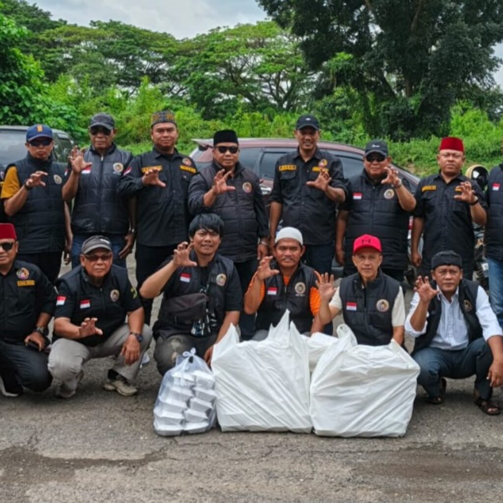 Forum Cakar Sriwijaya Indonesia PAC Gandus Bagikan 100 Nasi Kotak kepada Warga