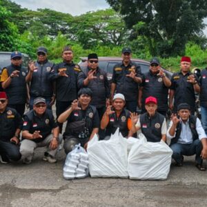 Forum Cakar Sriwijaya Indonesia PAC Gandus Bagikan 100 Nasi Kotak kepada Warga