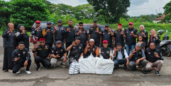 Forum Cakar Sriwijaya Indonesia PAC Gandus Bagikan 100 Nasi Kotak kepada Warga