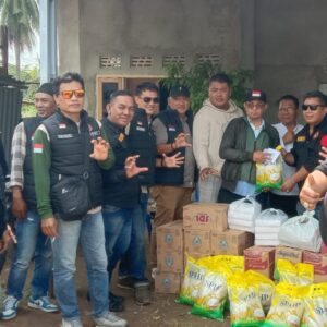 Forum Cakar Sriwijaya Salurkan Sembako dan Uang Tunai untuk Korban Kebakaran di Kertapati Palembang