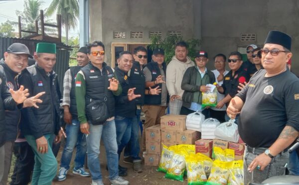 Forum Cakar Sriwijaya Salurkan Sembako dan Uang Tunai untuk Korban Kebakaran di Kertapati Palembang