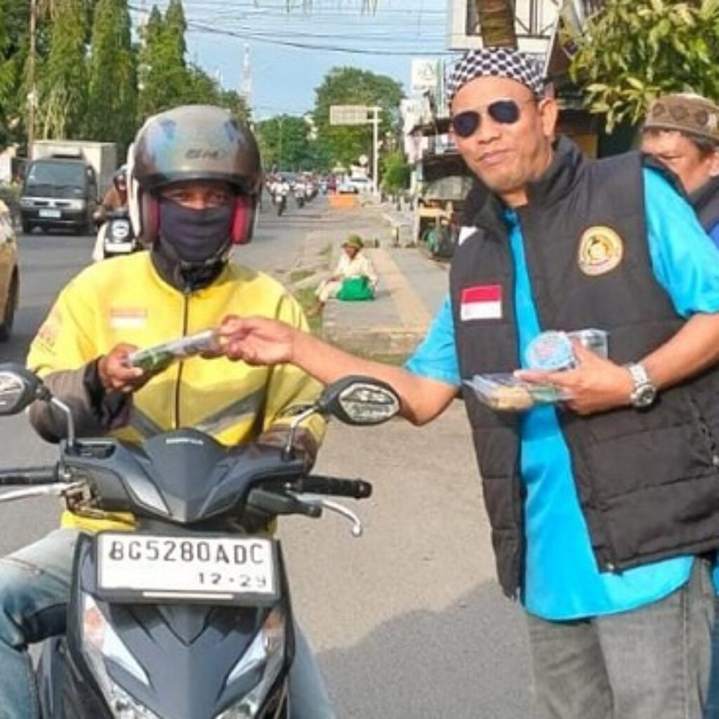 Bentuk Kepedulian Sosial, Forum Cakar Sriwijaya Sumsel Bagikan Takjil Ramadhan