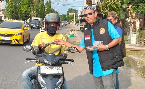Forum Cakar Sriwijaya Sumsel Bagikan Takjil Ramadhan
