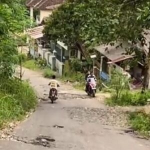 Jalan Kabupaten di Bojongmanik Rusak Parah, Warga Desak Pemerintah Segera Perbaiki
