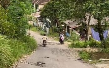 Jalan Kabupaten di Bojongmanik Rusak Parah