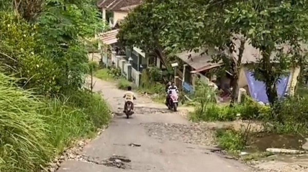 Jalan Kabupaten di Bojongmanik Rusak Parah