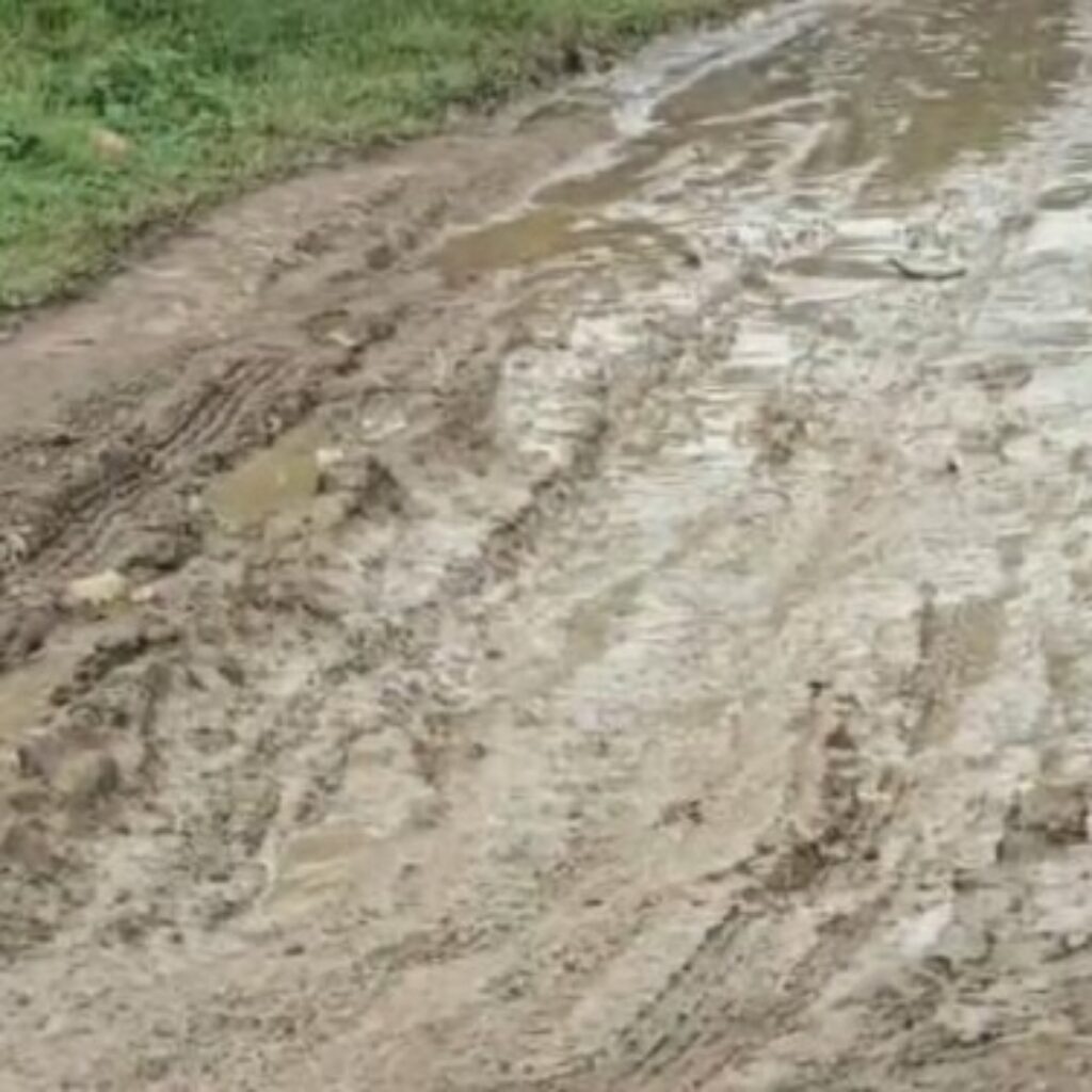 Jalan Penghubung Desa Bojongmanik–Parakanbeusi Rusak Parah, Warga Keluhkan Akses dan Keselamatan