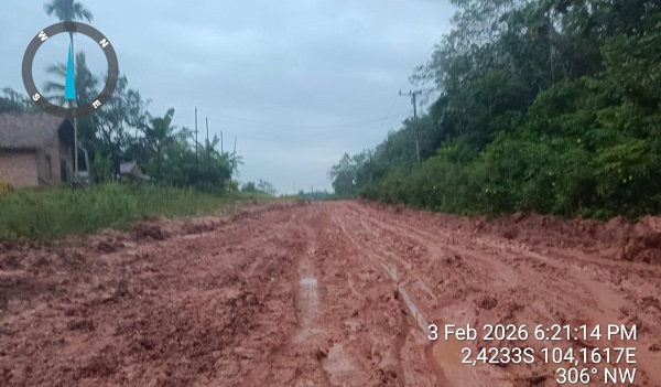 Jalan Rusak Akibat Proyek Penanaman Pipa