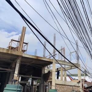 Kabel Semrawut Menjuntai di Pintu Masjid At-Taqwa Meruya, Jamaah Khawatir Keselamatan Terancam