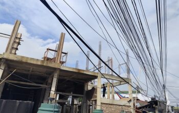 Kabel Semrawut Menjuntai di Pintu Masjid At-Taqwa Meruya