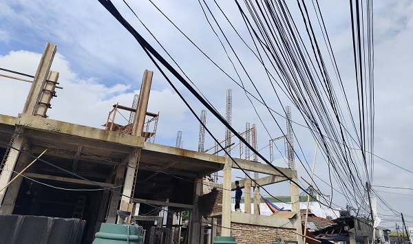 Kabel Semrawut Menjuntai di Pintu Masjid At-Taqwa Meruya