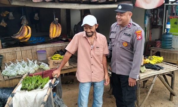 Kanit Binmas Polsek Cirinten Jalin Dialog dengan Warga