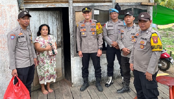 Kapolsek Marau Bagikan 45 Paket Takjil