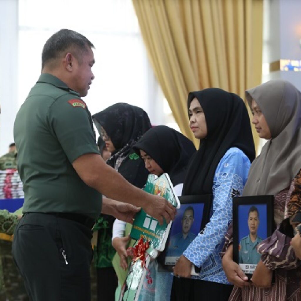 Kasad Serahkan Rumah dan Santunan kepada Ahli Waris 23 Prajurit Marinir Korban Longsor Cisarua