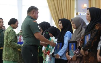 Kasad Serahkan Rumah dan Santunan kepada Ahli Waris 23 Prajurit Marinir Korban Longsor Cisarua